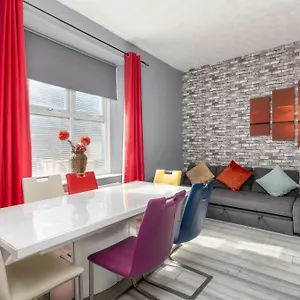 Apartment Centre Super Spacious Town House Free Parking And Wi-fi, Newcastle upon Tyne